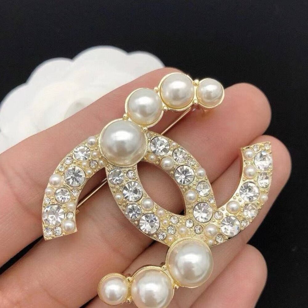 Chanel gold brooch - Picture 3 of 8